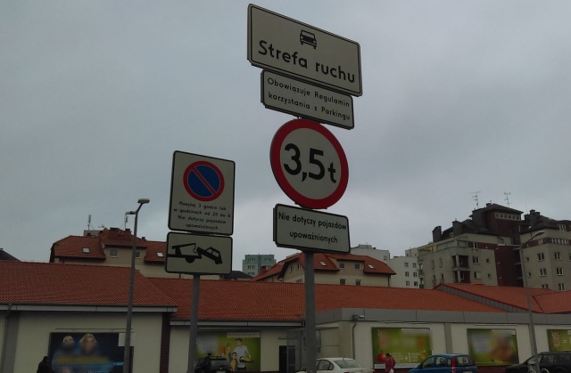 Nowe znaki na parkingu przy sklepie sieci Lidl, fot. A. Szymańska 09.02.2017