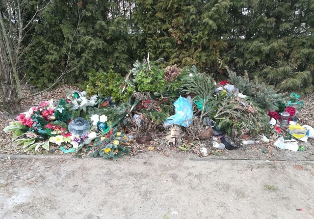 Śmieci na Cmentarzu Centralnym, fot. Słuchacz, pan Piotr 20.03.2018