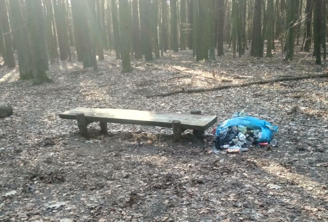 Śmieci w Lesie Arkońskim, fot. Słuchacz, pan Mateusz 20.04.2018