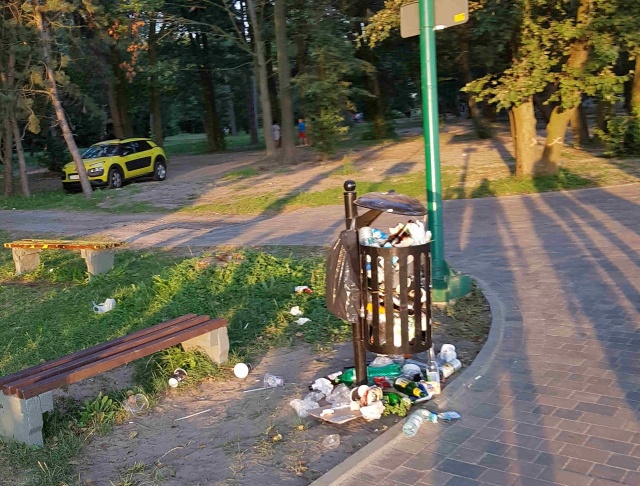 Przepełnione kosze nad Miedwiem, fot. Słuchacz Remi 21.08.2018