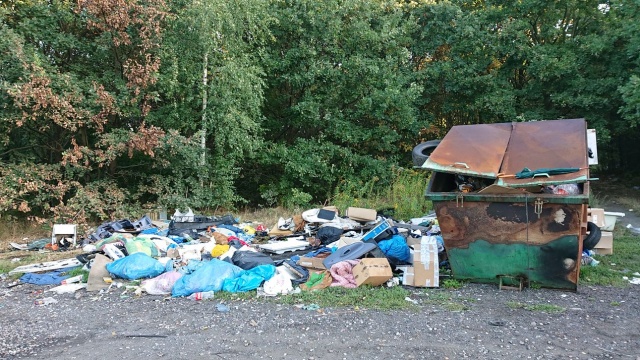 Śmieci w pobliżu pętli autobusowej na Słonecznym - fot.Słuchacz 17.09.2018