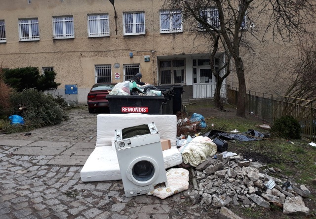 Śmieci przy siedzibie ZBiLK przy ul. Kadłubka, fot. Słuchaczka, pani Justyna 21.01.2019