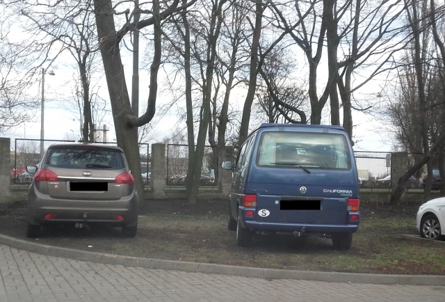 parkowanie przy Cmentarzu Centralnym od strony ulicy Ku Słońcu, fot. Słuchacz 26.03.2019