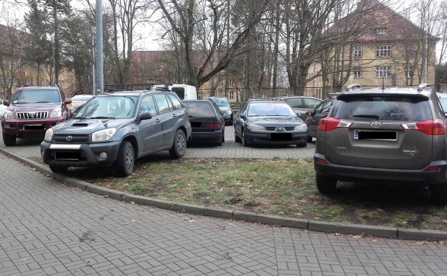 parkowanie przy Cmentarzu Centralnym od strony ulicy Ku Słońcu, fot. Słuchacz 26.03.2019