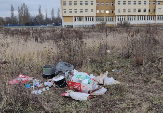 Śmieci przy parkingu w okolicach ul. Jaśminowej, fot. Słuchacz, pan Piotr 13.01.2020