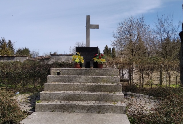 Zdewastowany pomnik na cmentarz jeńców francuskich w Szczecinie, fot. Słuchacz , pan Marcin 21.05.2020