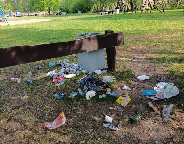 Śmieci w Kijewie, fot. Słuchacz, pan Marek 15.05.2023