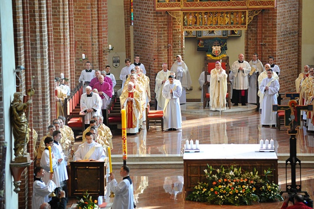 Święcenia kapłańskie - fot. Łukasz Szełemej [PR Szczecin] [14.04.2012] Święcenia kapłańskie w Katedrze