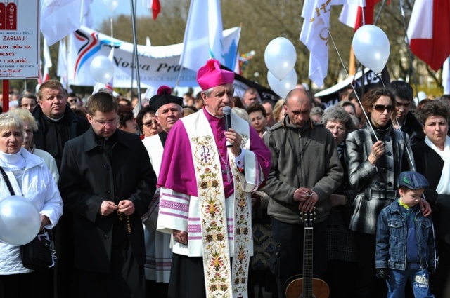 Kilkanaście tysięcy ludzi przeszło w największym w Polsce 10. Szczecińskim Marszu dla Życia. Fot. Łukasz Szełemej [PR Szczecin] [22.04.2012] 10. Szczeciński Marsz dla Życia