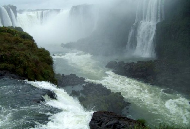 Wodospady na rzece Iguazu (tu krecono zdjecia do filmu Misja) - fot. Archiwum Serduszek 11.JPG [07.08.2009] Serduszka w Brazylii