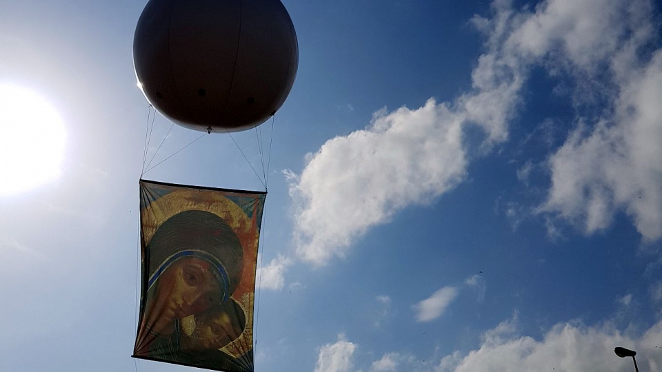 Ikona Maryi unoszona przez balon. Fot. Piotr Mazuro