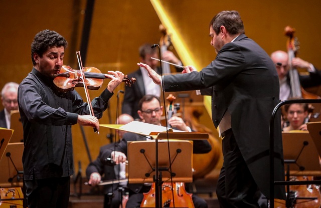 Sergey Khachatryan – skrzypek (od lewej) i Josep Caballé Domenech – dyrygent. Fot. [Sebastian Wołosz] Josep Caballé Domenech i Sergey Khachatryan zagrali Schumanna w Złotej Sali Filharmonii [ROZMOWA, ZDJĘCIA]