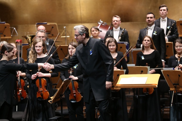 Michał Nesterowicz – dyrygent dziękuje Karolinie Hyle-Wybraniec – koncertmistrzyni Orkiestry za koncert. Fot. Cezary Aszkiełowicz [Filharmonia w Szczecinie] Dyrygent Michał Nesterowicz. Skrzypce były moim pierwszym spotkaniem z muzyką... [ROZMOWA, ZDJĘCIA]