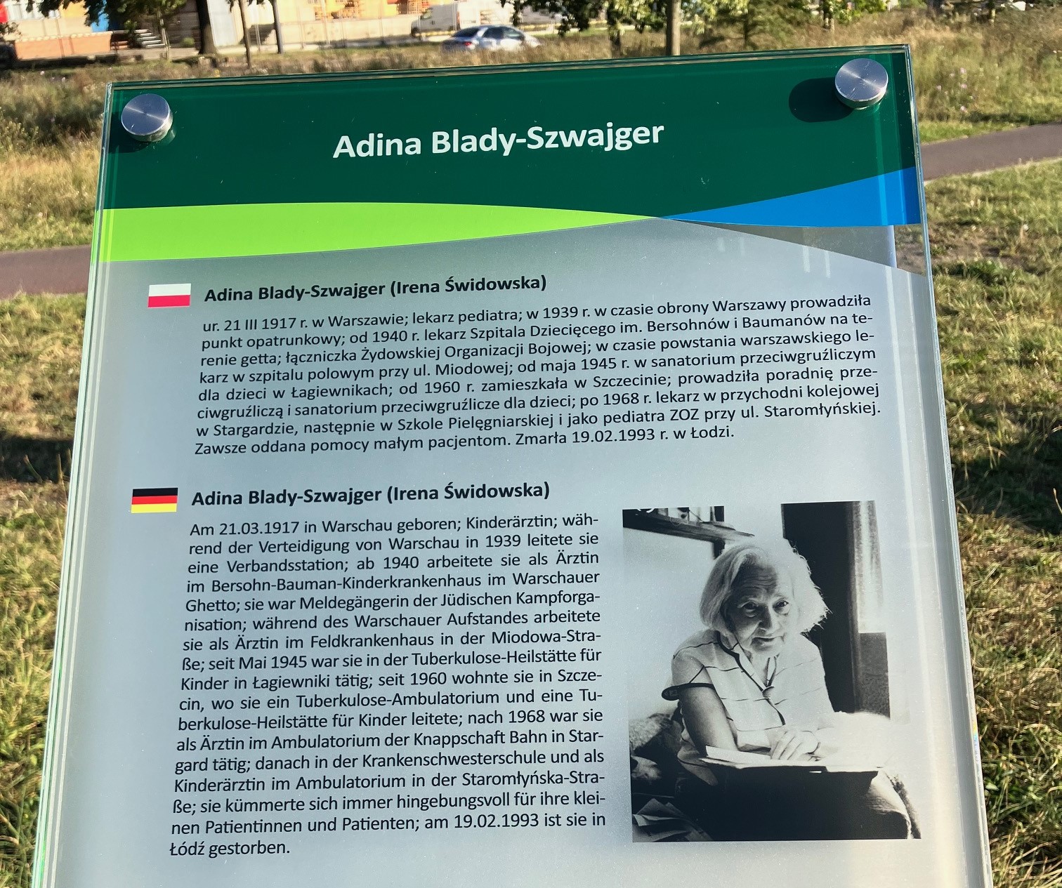 Tabllica pamiątkowa w Parku im. Adiny Blady-Szwajgier. Fot. Agata Rokicka [Radio Szczecin]