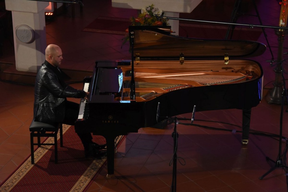 Sławomir Wilk – pianista zagrał w Trzęsaczu na XIV Międzynarodowym Festiwalu Sacrum Non Profanum. Fot. Jan Olczak