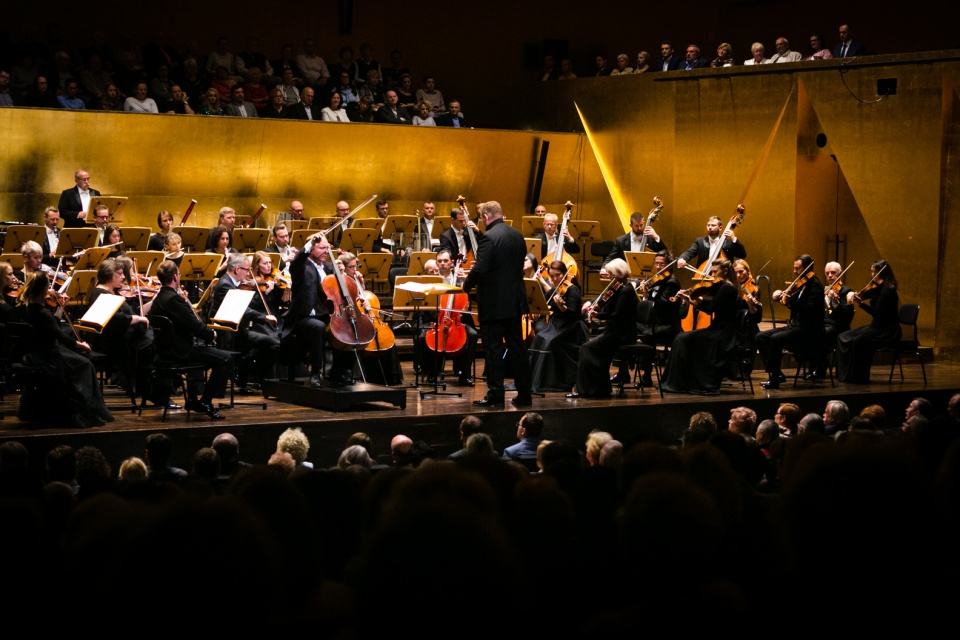 Truls Mørk – wiolonczelista z orkiestrą filharmonii szczecińskiej pod dyrekcją Rune Bergmanna. Fot. Sebastian Wołosz