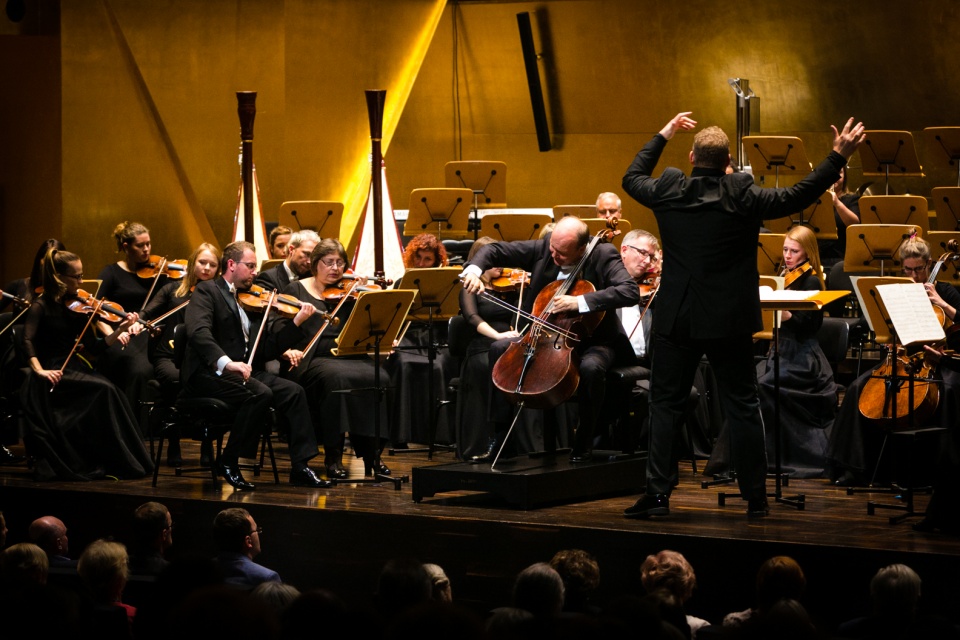 Truls Mørk – wiolonczelista z orkiestrą filharmonii szczecińskiej pod dyrekcją Rune Bergmanna, fot. Sebastian Wołosz