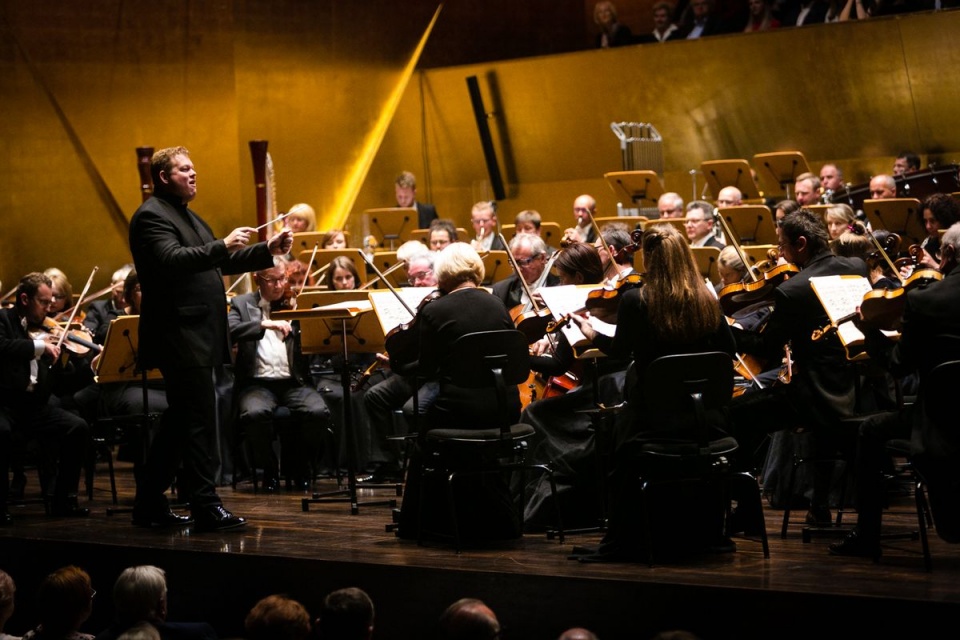 Rune Bergmann – dyrygent i orkiestra filharmonii szczecińskiej. Fot. Sebastian Wołosz