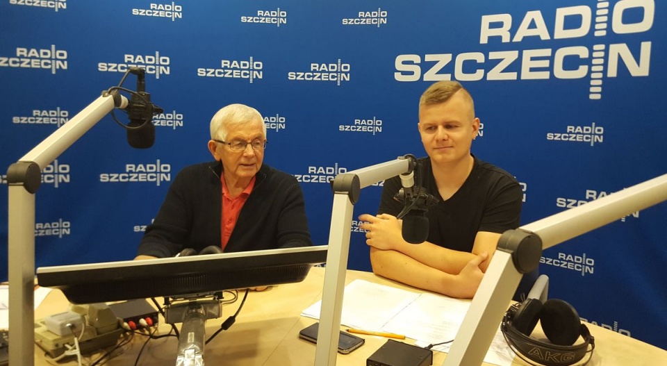 Tadeusz Buczkowski - dyrygent (od lewej) i Dominik Wojda - bas z Chóru Uniwersytetu Szczecińskiego udzielają wywiadu Radiu Szczecin