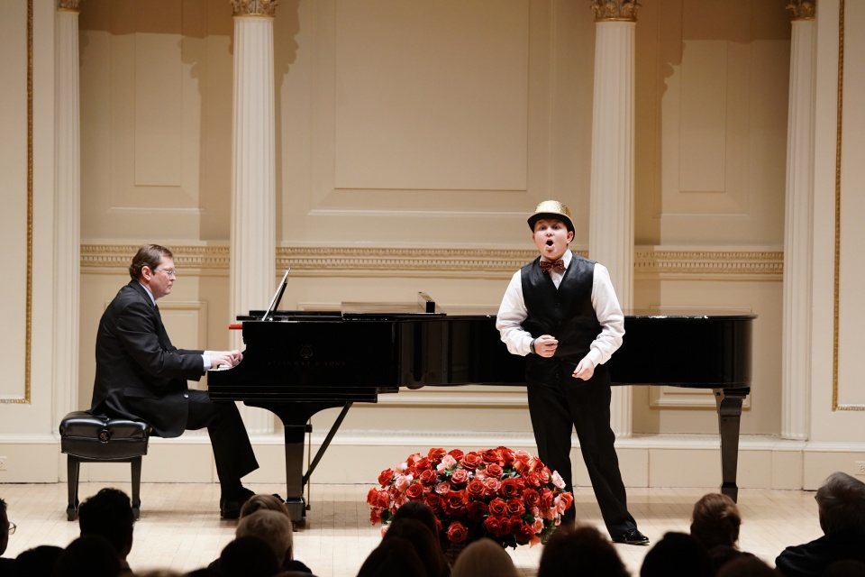 Alexander Kalischewski – sopran chłopięcy (od prawej) i Romuald Kalischewski – pianista wystąpili w Carnegie Hall w Nowym Jorku. Fot. [Archiwum rodziny Kalischewskich]