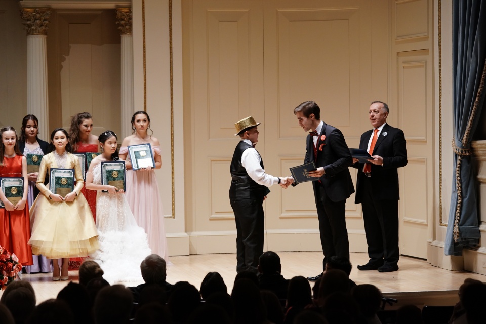 Alexander Kalischewski – sopran chłopięcy odbiera pierwszą nagrodę Międzynarodowego Konkursu Wokalnego „American Protégé” w Carnegie Hall w Nowym Jorku. Fot. [Archiwum rodziny Kalischewskich]