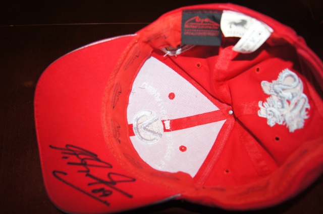 Pożyteczni- czapka z autografem [21.02.2014] Kurtka i czapka z Team Ferrari Formuły 1 licytowana na rzecz Stowarzyszenia Hospicjum Królowej Apostołów w Policach
