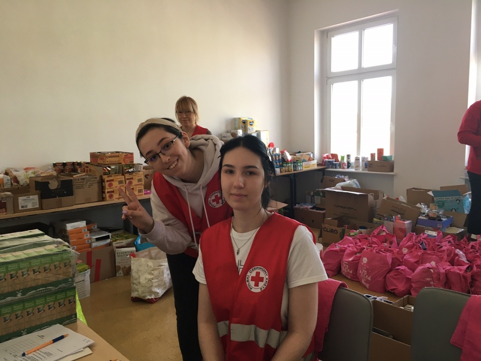 Punkt wydawania darów w PCK w Szczecinie - Ukrainki pomagają swoim rodakom
