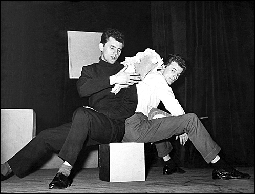 Od lewej: Andrzej Androchowicz z Pawłem Aleksandrowiczem w przedstawieniu studenckiego teatrzyku "Skrzat" – "Tu do niczego się nie zmusza" (maj 1960). Fot. ze zbiorów A. Androchowicza
