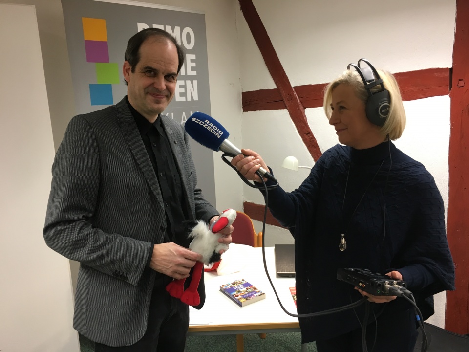 Matthias Kneip z prawdziwym Polakiem czyli bocianem oraz autorką audycji. Fot. Radio Szczecin.