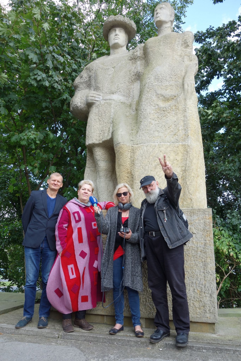 W tym samym miejscu w 2017 roku. Szczecińscy hipisi już nie na pomniku, ale u jego stóp ;-) Od lewej: Wojciech Wiśniewski ("Wiśnia", "Wisznu"), Inga Kurek-Baranowska (kiedyś "Jaga"), autorka i Krzysztof Żurawski ("Kiniu").
