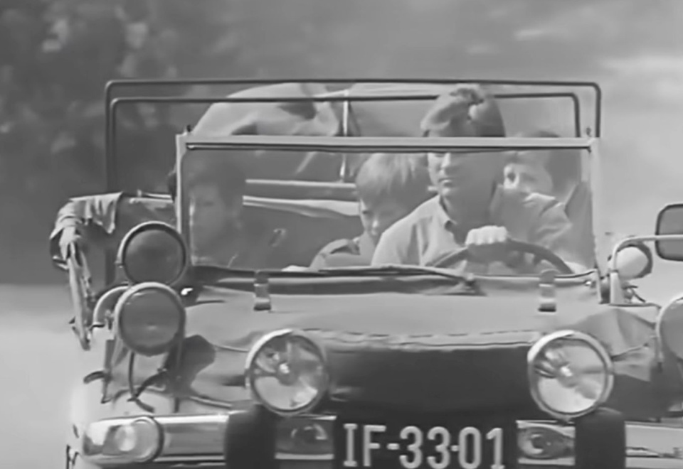 Kadr z serialu "Samochodzik i templariusze"