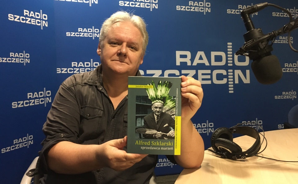 Jarosław Molenda ze swoją książką "Alfred Szklarski - sprzedawca marzeń"