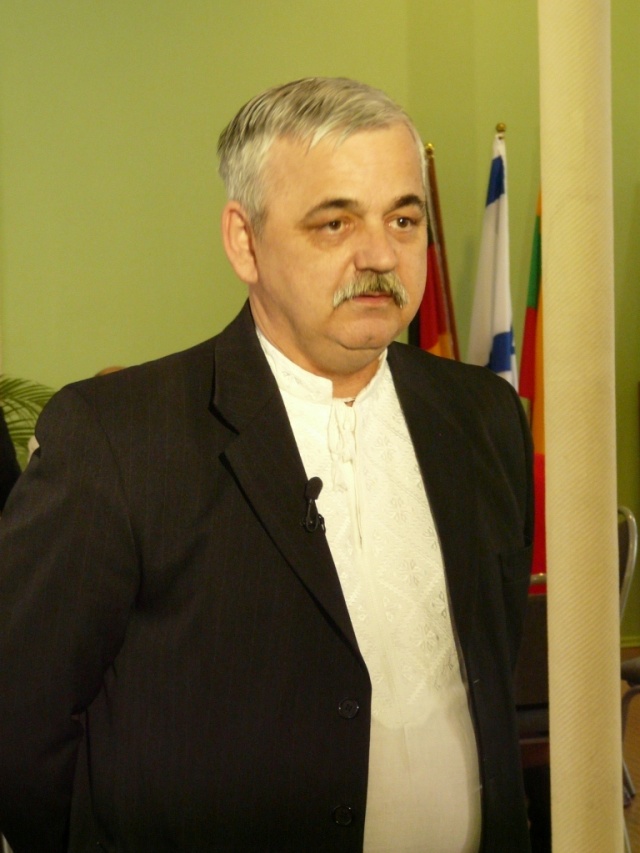 Nasz szef Jan Syrnyk w odświętnej wyszywance (fot: Ganna Malitska) 09.12.2012 - Posydeńki