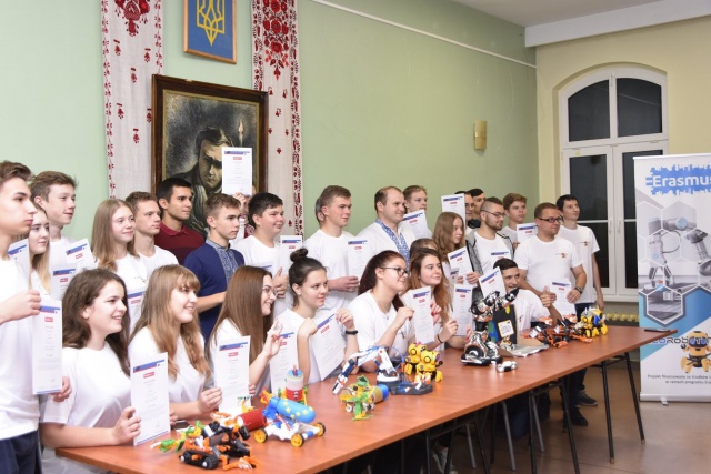 Uczestnicy warsztatów polsko-ukraińskich z robotyki w ramach Erasmus+ fot.ukraincy.org Posydeńki 10.11.2019 (posłuchaj audycji)