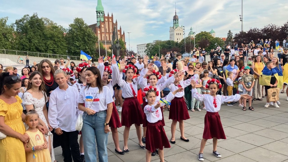 Świętowanie 32 rocznicy Niepodległej Ukrainy na placu Solidarności w Szczecinie. [Fot. Małgorzata Frymus]