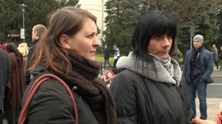 Protestujący opiekunowie pod Sejmem, fot. [tvn24/xnews]