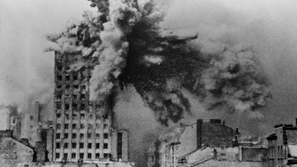 Gmach Prudentialu trafiony pociskiem ciężkiego moździerza. 28 sierpnia 1944. Źródło fot. www.wikipedia.org/Jarekt