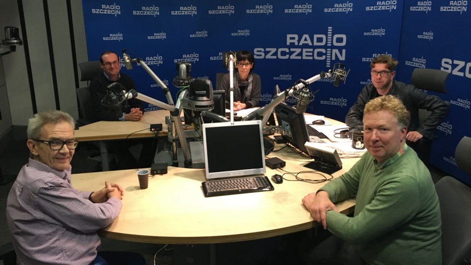 Red. Konrad Wojtyła wraz z gośćmi programu "Radio Szczecin na Wieczór". Fot. Jacek Rujna [Radio Szczecin]