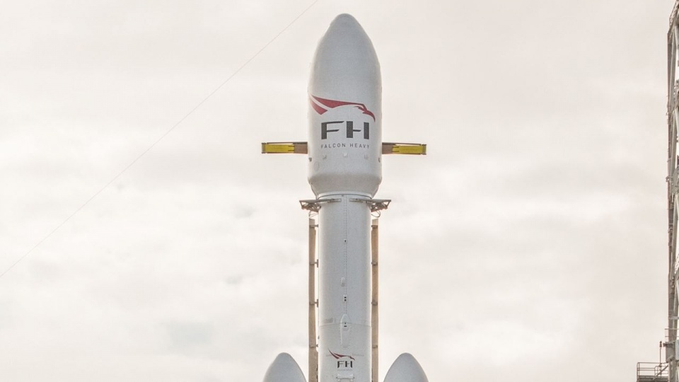 Z przylądka Canaveral na Florydzie wystrzelono najpotężniejszą rakietę świata - Falcon Heavy, należącą do prywatnej firmy miliardera Elona Muska. źródło: pl.wikipedia.org/wiki/Falcon_Heavy