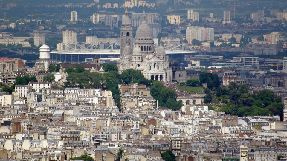 Stade de France widziany z centrum Paryża.