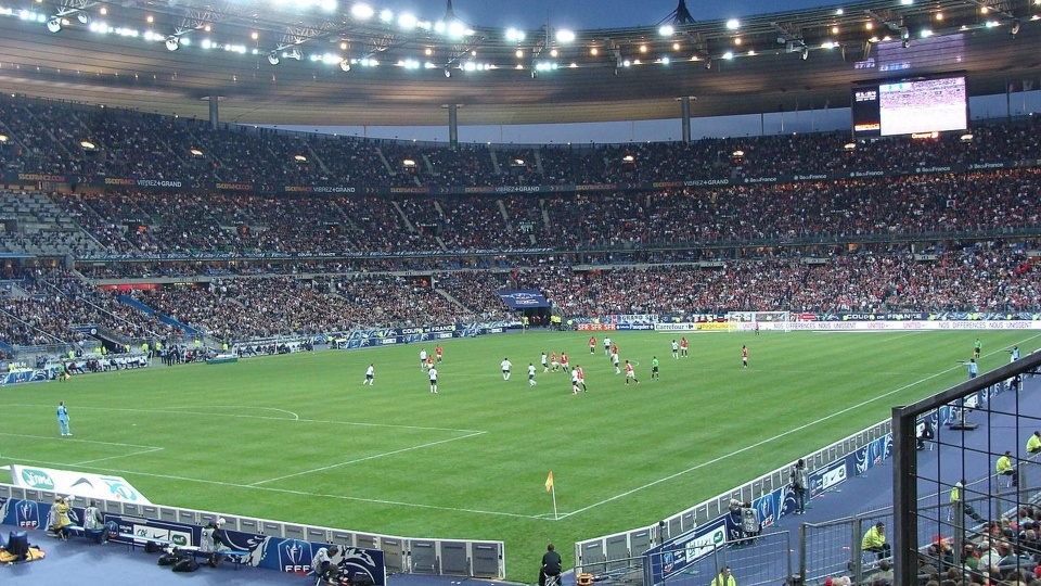 Stade de France w Saint-Denis, na przedmieściach Paryża. Fot. www.wikipedia.org / Liondartois