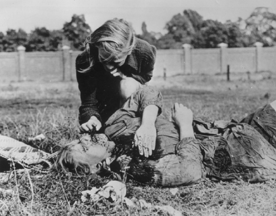 Zdjęcie, które wykonał amerykański korespondent Julien Bryan, przedstawia jedną z ofiar niemieckich pilotów i dziewczynkę, opłakującą śmierć swojej siostry | "Pierwsze dni wojny - wspomnienia dzieci" - reportaż Małgorzaty Furgi