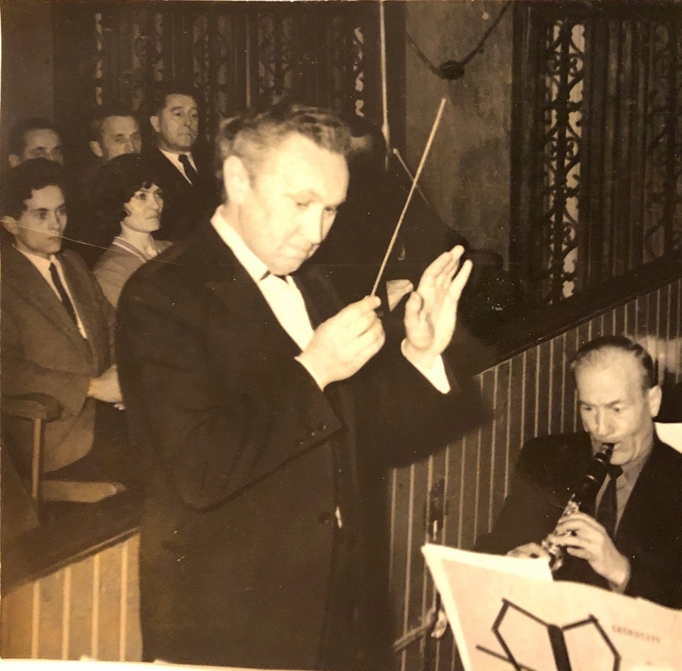 Zdzisław Król za pulpitem dyrygenckim