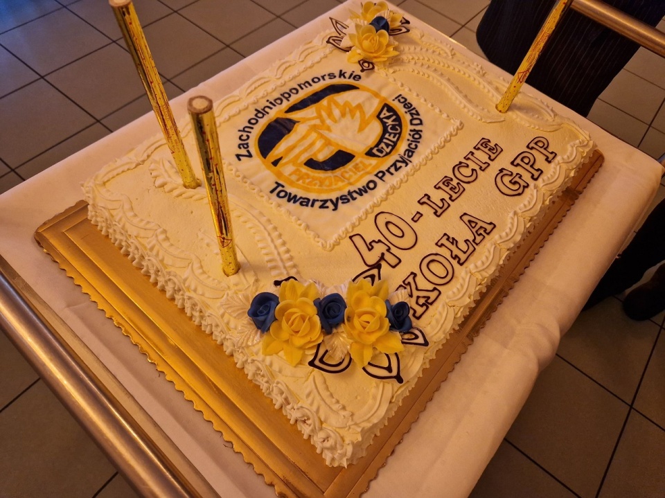 Urodzinowy tort Koła z Pomocy Dzieciom z Gośćcem Przewlekle Postępującym działającego w ramach TPD