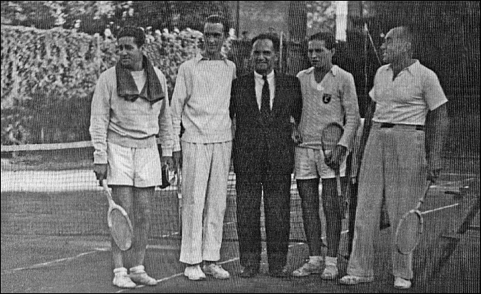 Mecz tenisowy Szczecin-Budapeszt. Drugi od lewej Bohdan Tomaszewski (1947). Fot. ze zbiorów Krzysztofa Logana Tomaszewskiego