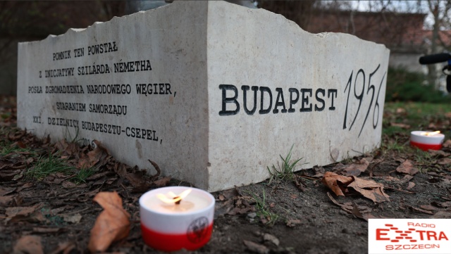 Przed pomnikiem "Chłopca Węgierskiego" złożono kwiaty w ramach upamiętnienia szczecińskich protestów z 10 grudnia 1956 roku oraz rewolucji węgierskiej - także z 1956 roku. Fot. Robert Stachnik 
