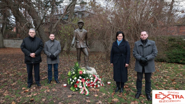 Przed pomnikiem "Chłopca Węgierskiego" złożono kwiaty w ramach upamiętnienia szczecińskich protestów z 10 grudnia 1956 roku oraz rewolucji węgierskiej - także z 1956 roku. Fot. Robert Stachnik 