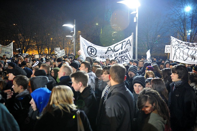 Szczecin przeciw ACTA - fot. Łukasz Szełemej [PR Szczecin] "Cały Szczecin przeciw ACTA!". Tłumy protestantów maszerowały przez miasto [WIDEO, ZDJĘCIA]