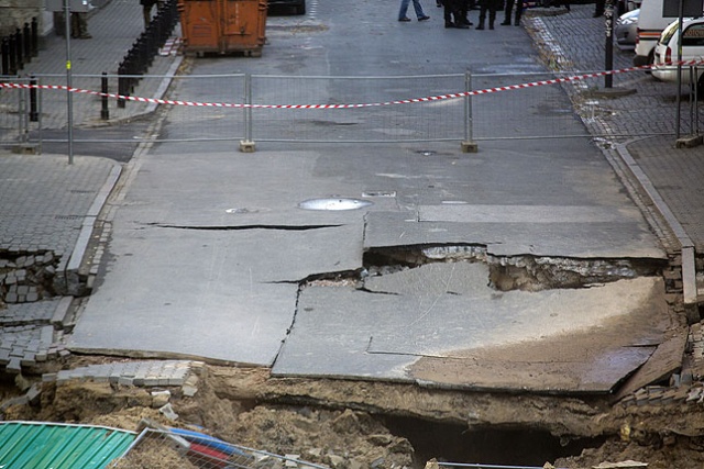 Dziura w centrum Warszawy robi się coraz większa. Fot. Andrzej Hulimka Budynek przechyla się, dziura rośnie [ZDJĘCIA]