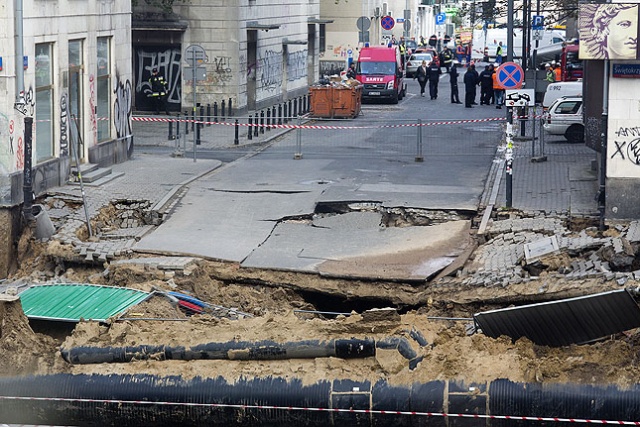 Dziura w centrum Warszawy robi się coraz większa. Fot. Andrzej Hulimka Budynek przechyla się, dziura rośnie [ZDJĘCIA]